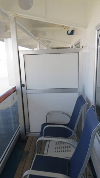 divider between cruise ship balconies