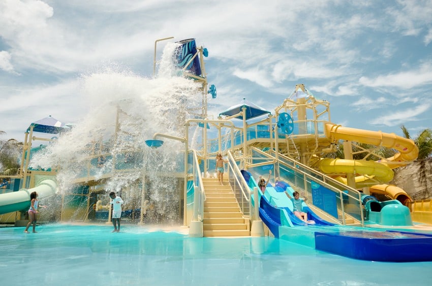 Splashpad showering water at Great Tides Waterpark