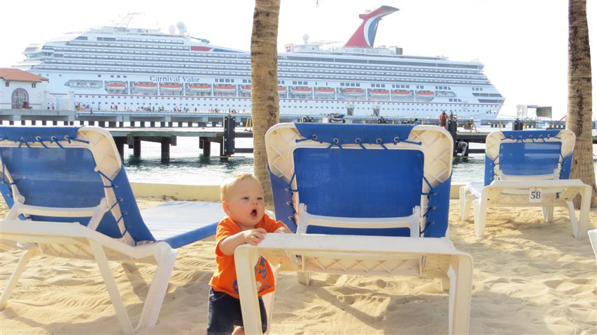 Child with cruise ship