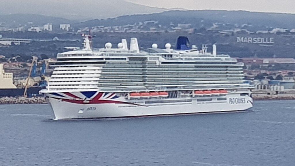 biggest british cruise ship