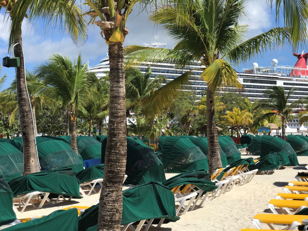 clamshell loungers in Roatan