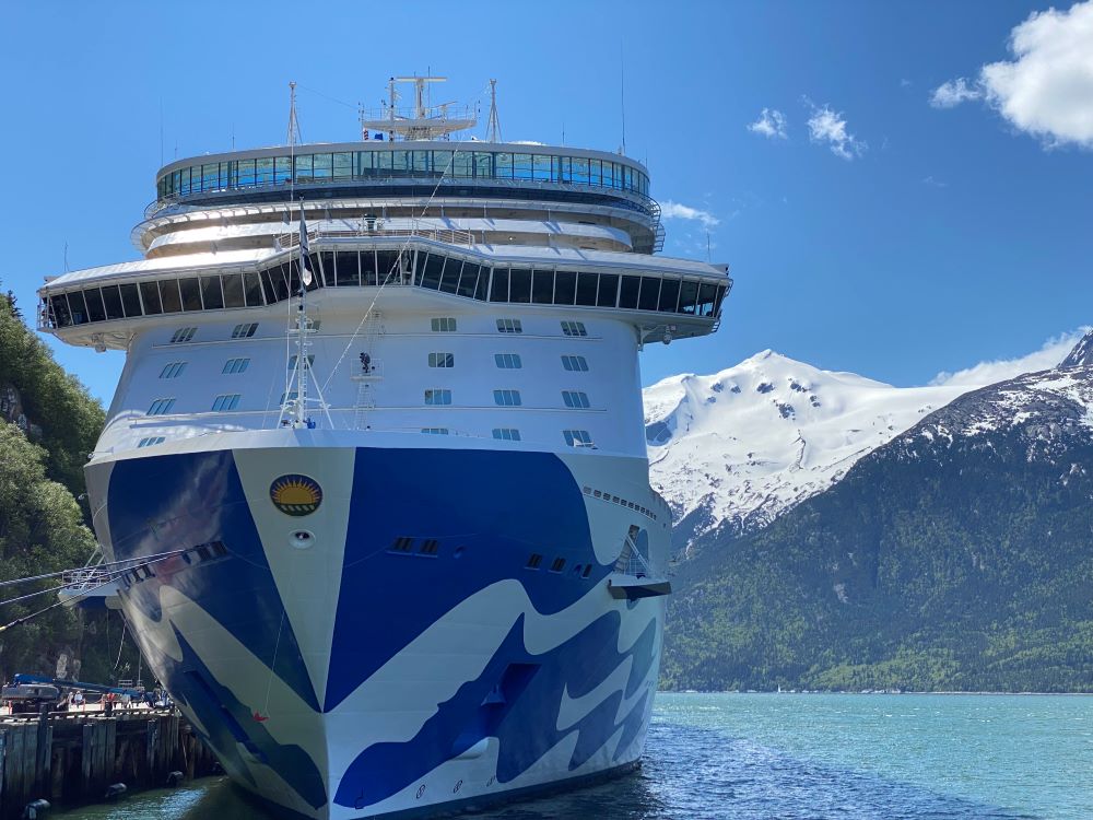 Cruise with Alaskan mountains