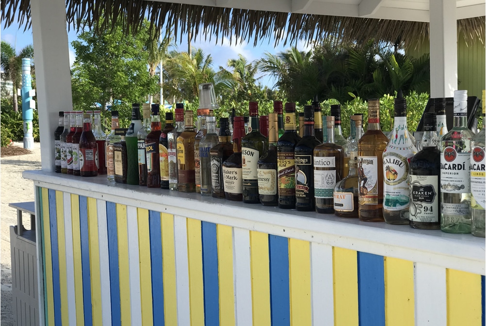  bebidas em um bar de praia em CocoCay