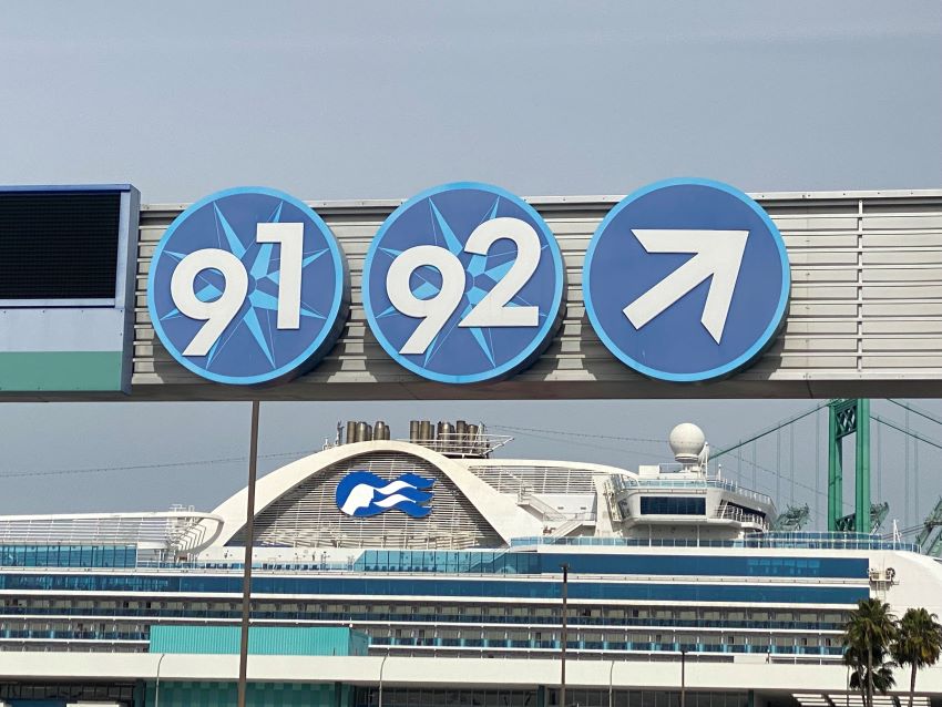 Los Angeles sign for cruise ports