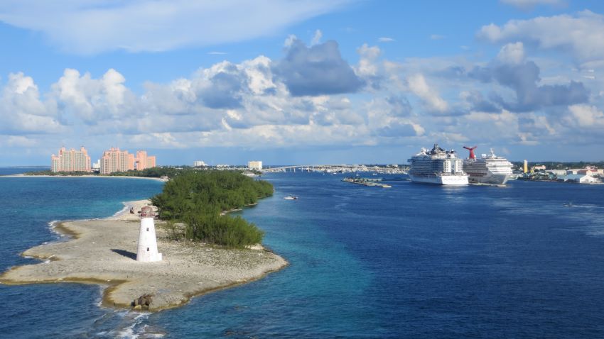 Lighthouse and cruise ships in Nassau
