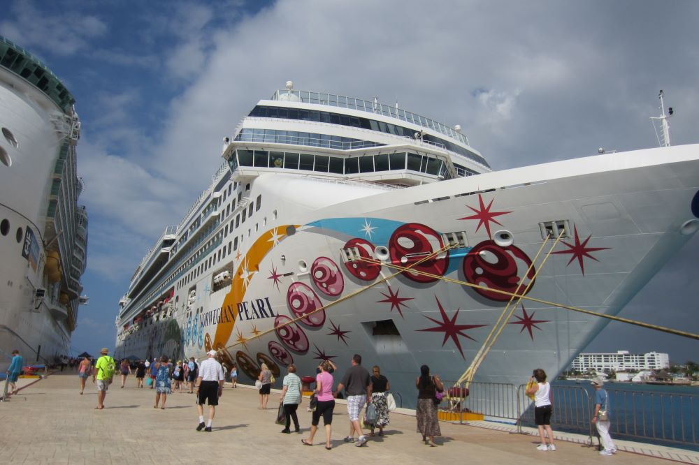 Norwegian Pearl in port