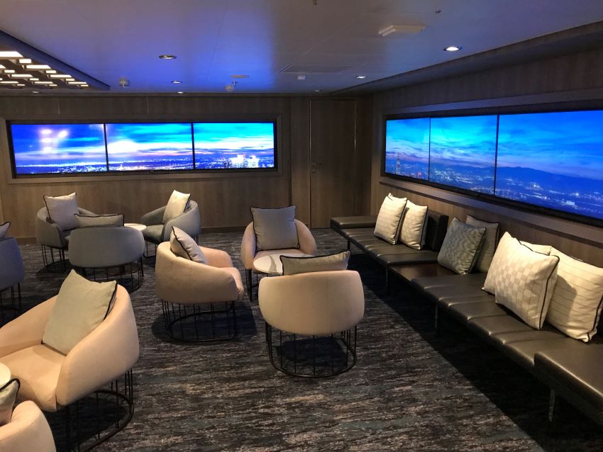 Solo cruise lounge